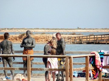 El efecto curativo de los baños de barro del Mar Menor - Van Dam Estates