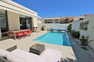 Wheelchair-friendly villa with private pool (elevator) in Pilar de la Horadada ?> - Van Dam Estates