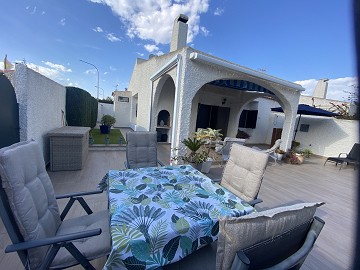 Schöne bungalow in Dehesa de Campoamor ?> - Van Dam Estates