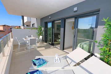 Lujoso y atractivo apartamento orientado al sur en Flamenca Village Resort ?> - Van Dam Estates