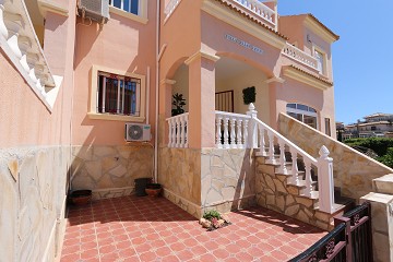 Wunderschön renoviertes Reihenhaus mit 2 Schlafzimmern in La Zenia ?> - Van Dam Estates