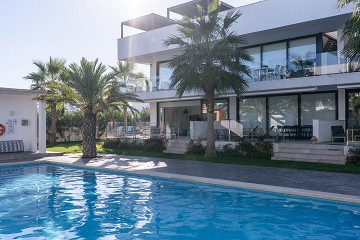 Enjoy luxury and relaxation in sunny Mar de Cristal - Van Dam Estates