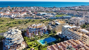 2nd Floor apartment in Torrevieja close to amenities - Van Dam Estates