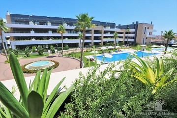 Apartamento con amplio balcón y vista a la piscina en Flamenca Village - Van Dam Estates