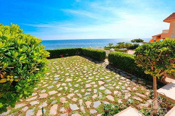 Spanisches Strandhaus mit großem Garten direkt am Meer - Van Dam Estates