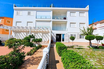 Spanisches Strandhaus mit großem Garten direkt am Meer ?> - Van Dam Estates