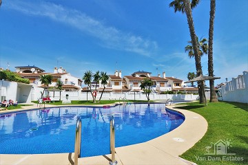 Hoekwoning vlakbij de stranden van Mil Palmeras - Van Dam Estates