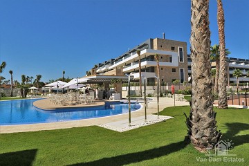 Apartment mit großem Balkon und Poolblick im Flamenca Village Resort ?> - Van Dam Estates