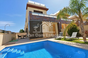 Chalet con piscina privada en San Pedro del Pinatar - Van Dam Estates