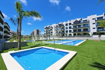 Sonniger Balkon mit Blick auf den Pool in Villamartin ?> - Van Dam Estates
