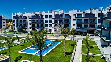 Sonniger Balkon mit Blick auf den Pool in Villamartin - Van Dam Estates