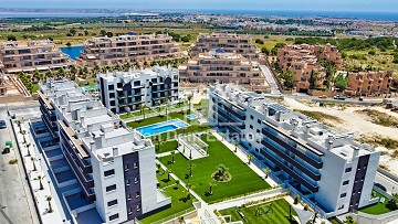 Sonniger Balkon mit Blick auf den Pool in Villamartin - Van Dam Estates