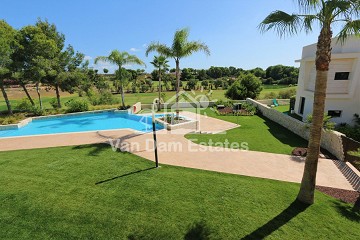 Panoramisch uitzicht golfterrein en zwembad op Lo Romero ?> - Van Dam Estates