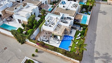 Preciosa villa con piscina privada en Lomas de Cabo Roig ?> - Van Dam Estates